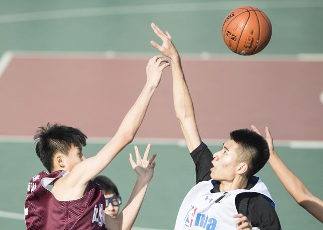 除此之外，海报中的各个人物角色的造型也饱含深意